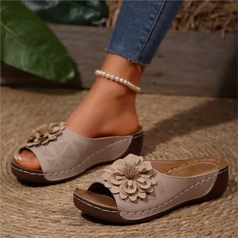 Zanorly™ Sandales Confort Élégance – Semelle Compensée Orthopédique & Fleur Chic pour un Maintien Parfait